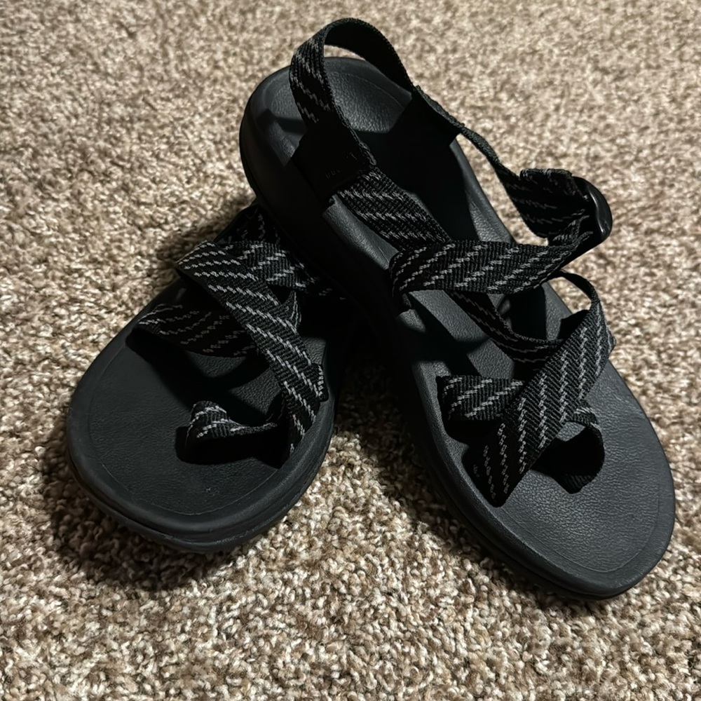 Madden Girl black & gray strappy adjustable sandals (7M) EUC!